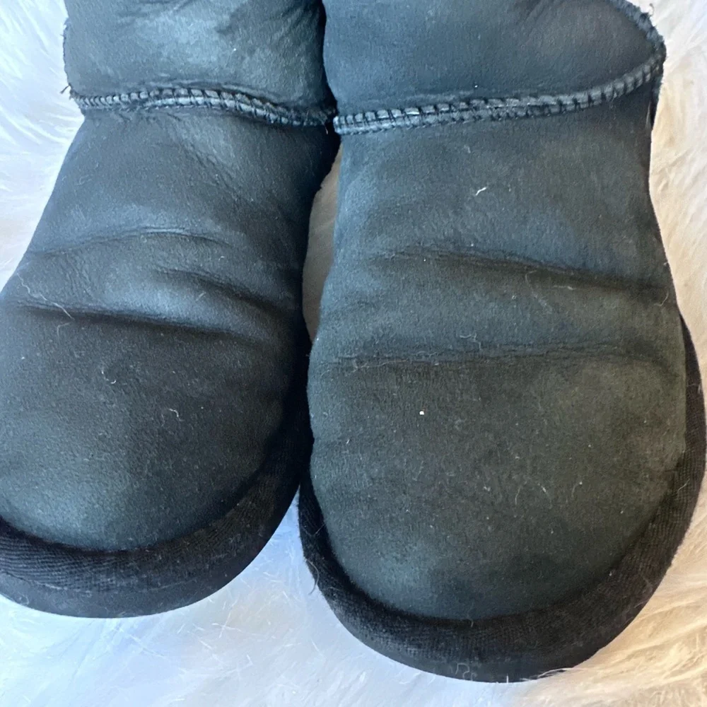 UGG Classic Short Women's Black Suede Fuzzy Warm‎ Winter Boots Size 6W GUC